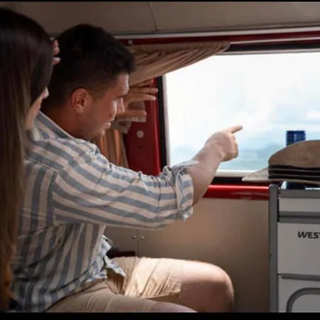 بيت للعطل Alpha Campers Montenegro - Our Red Westfalia Bus